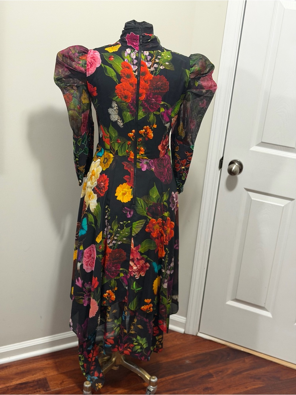 Alice + Olivia Black Floral High-Low Puff Sleeve Tie-Neck Dress - Picture 5 of 8